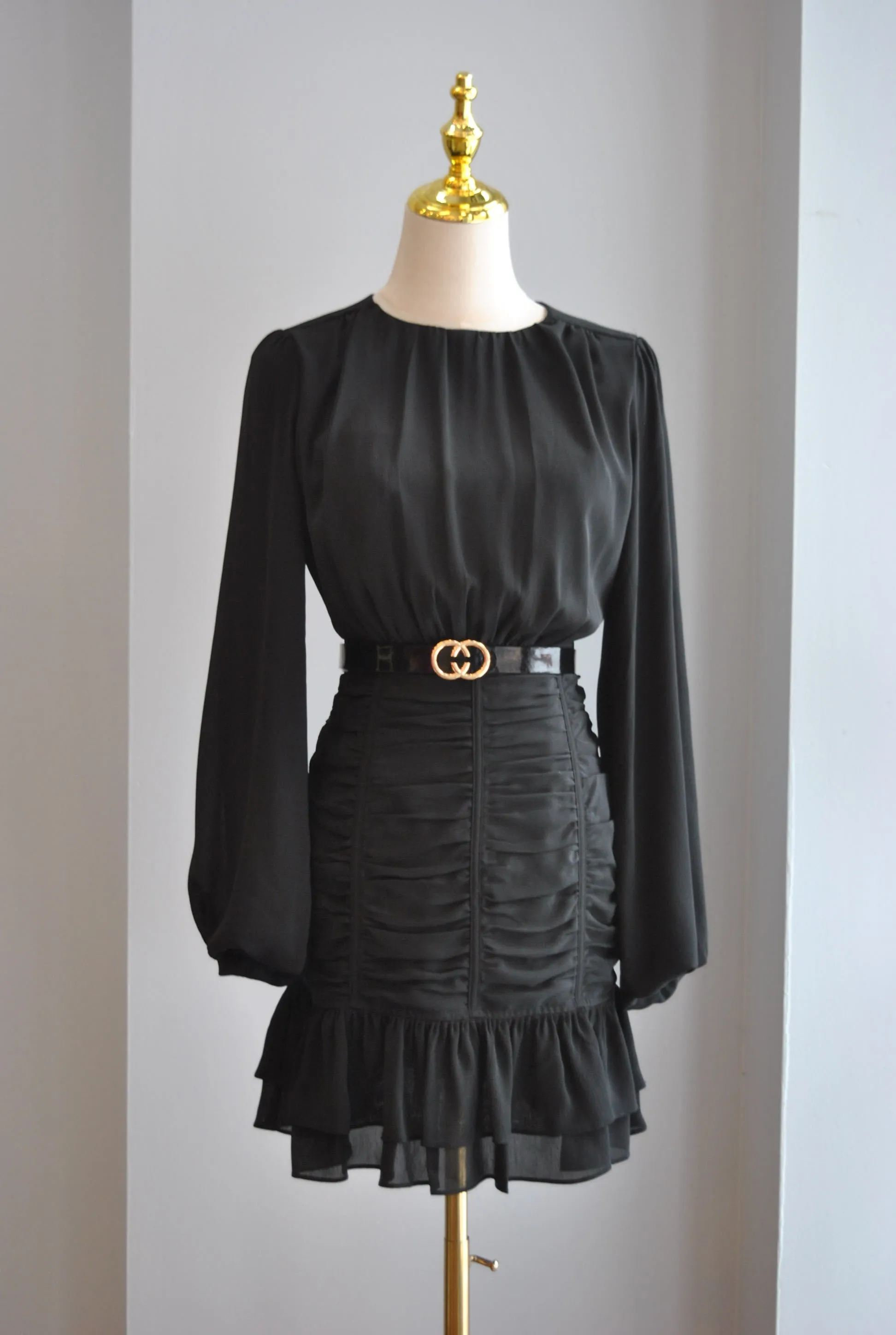 BLACK MINI DRESS WITH RUSHING AND RUFFLES